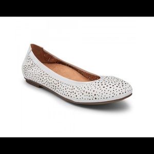 NIB Vionic Robyn leather flat
